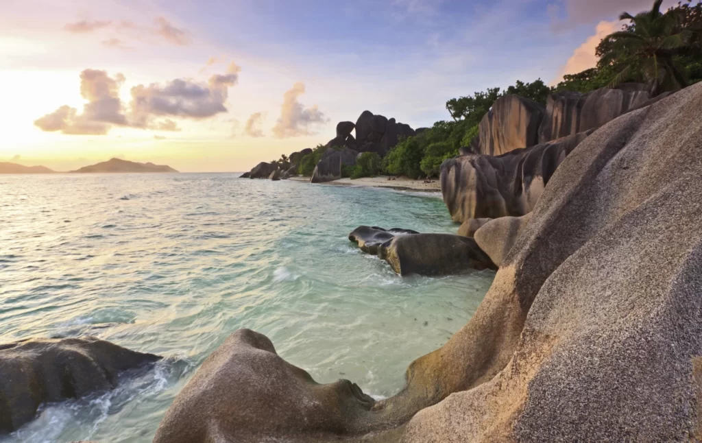 Pointe Rouge, Mahe – Dramatic Coastal Cliffs