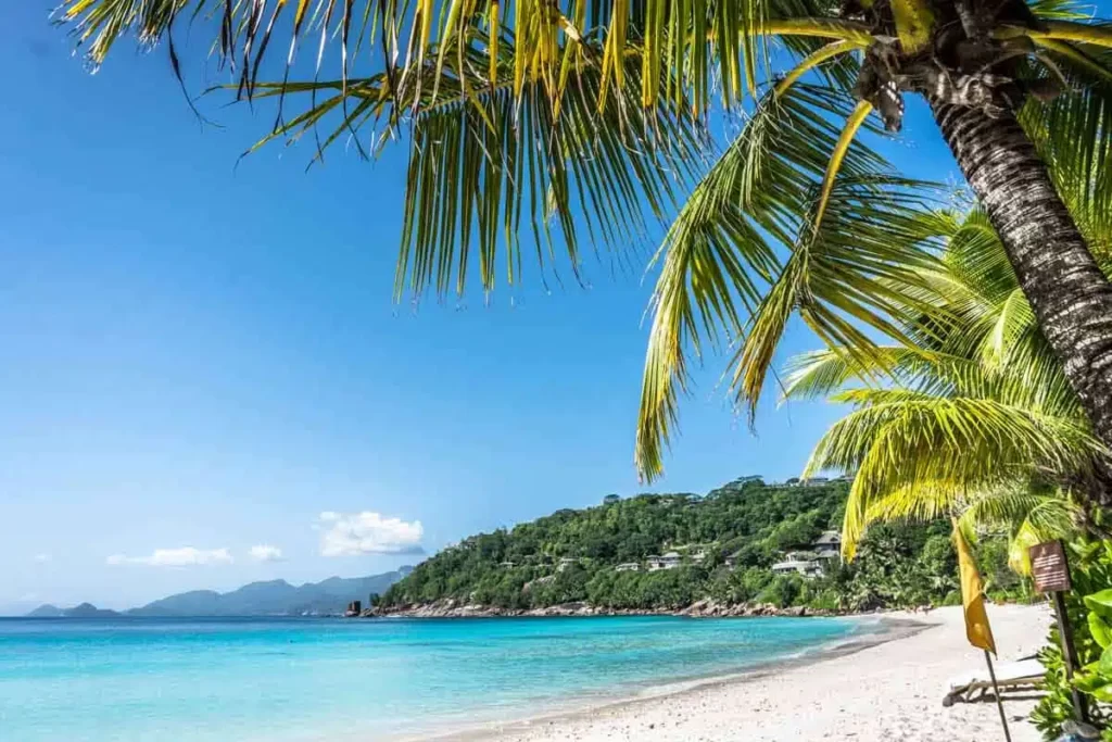 Baie Lazare, Mahe – Serene Beach with Clear Waters