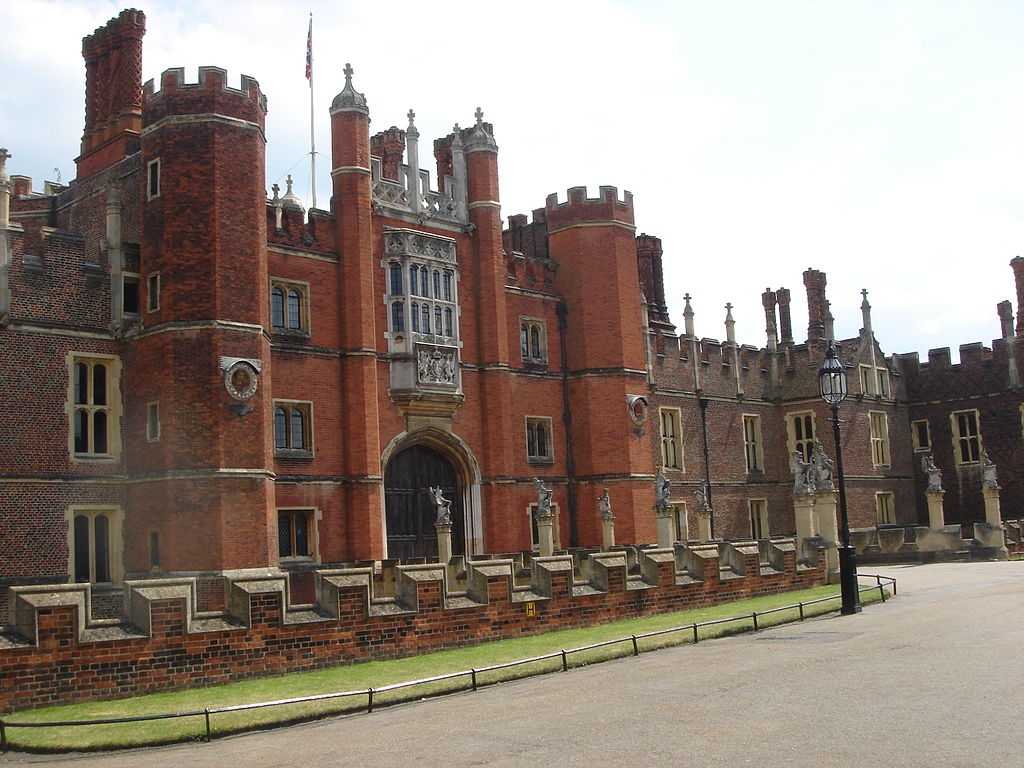 Hampton Court Palace: The Tudor Palace of London