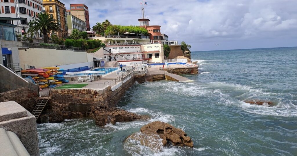 San Lorenzo Beach in Gijón: A Picturesque Coastal Escape