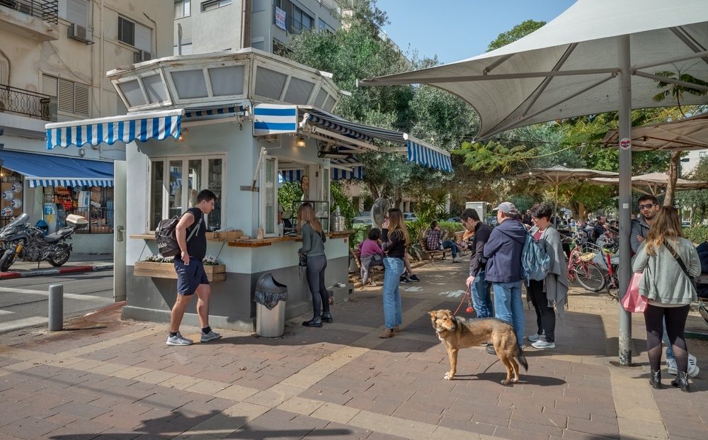 Nachalat Binyamin Pedestrian Mall, Tel Aviv – Handmade Crafts and Street Performers