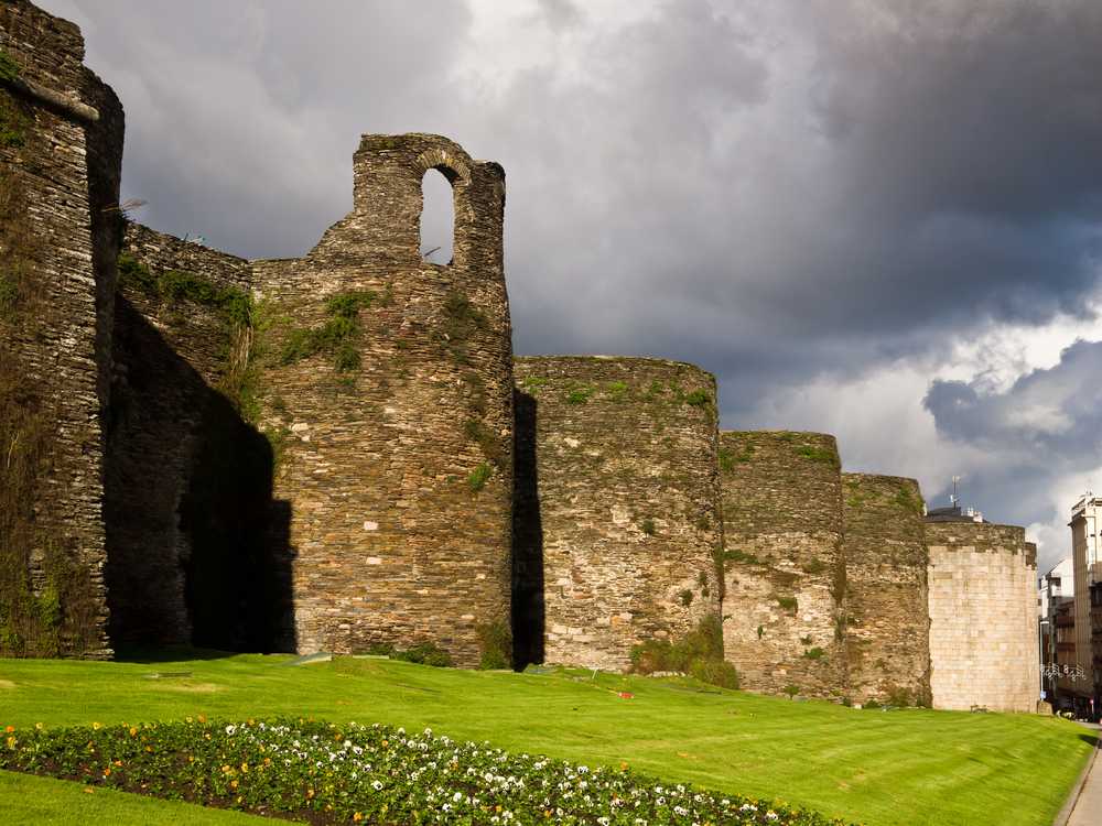 Roman Walls of Lugo: Impressive Ancient Defense Structure