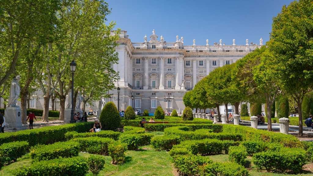 Plaza de Oriente in Madrid: Regal Gardens and Statues